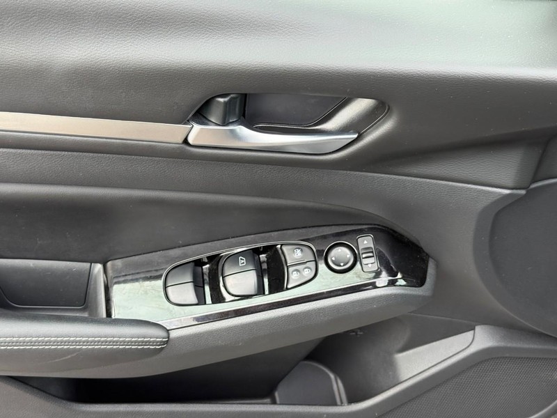 Nissan Altima Vehicle Image 20
