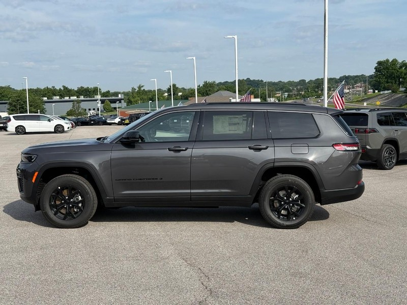 Jeep Grand Cherokee L Vehicle Full-screen Gallery Image 2
