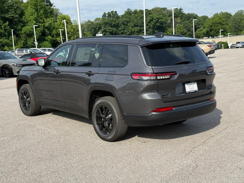 Jeep Grand Cherokee L Vehicle Full-screen Gallery Image 3