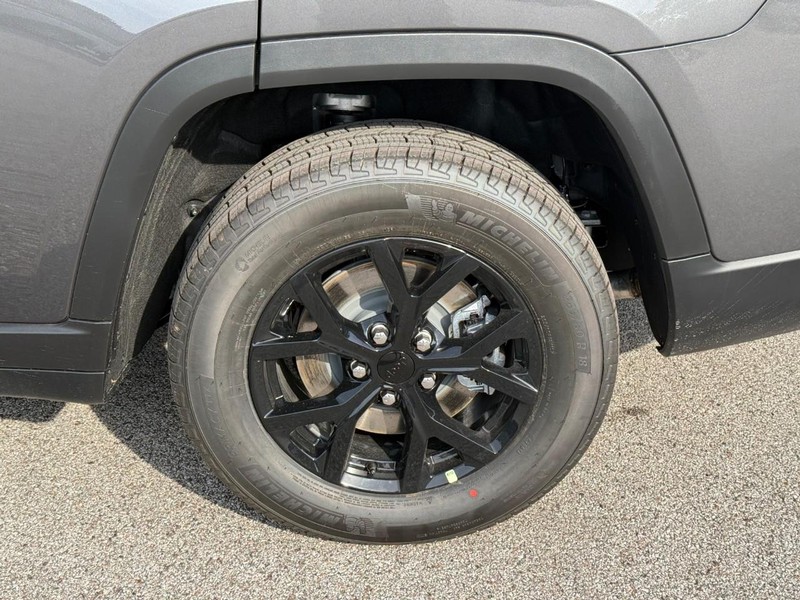 Jeep Grand Cherokee L Vehicle Full-screen Gallery Image 4