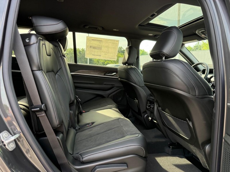 Jeep Grand Cherokee L Vehicle Full-screen Gallery Image 5