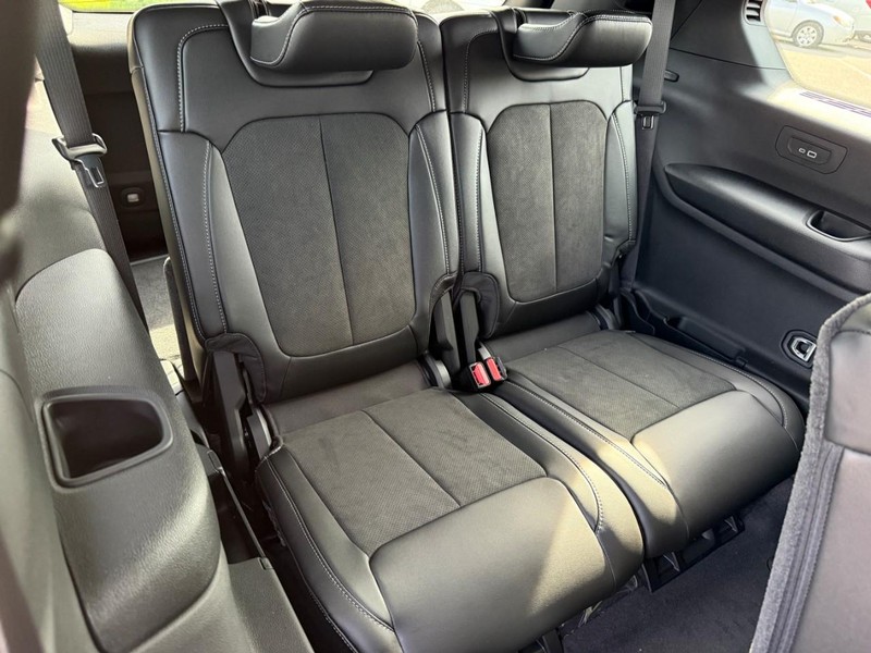 Jeep Grand Cherokee L Vehicle Full-screen Gallery Image 6