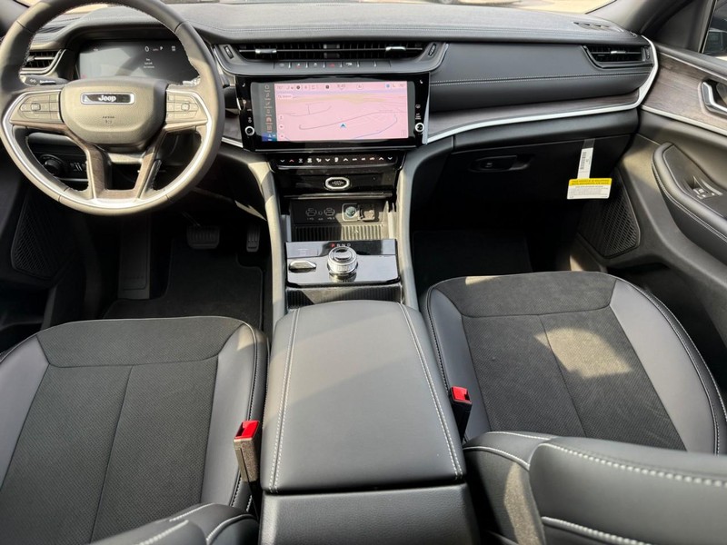 Jeep Grand Cherokee L Vehicle Full-screen Gallery Image 7