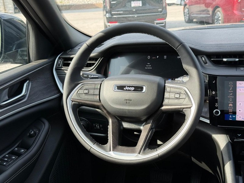 Jeep Grand Cherokee L Vehicle Full-screen Gallery Image 8