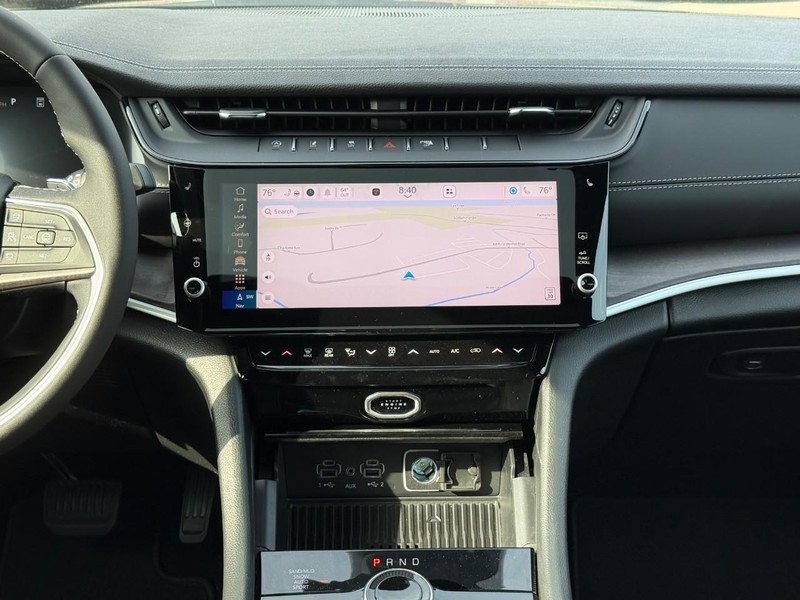 Jeep Grand Cherokee L Vehicle Full-screen Gallery Image 9