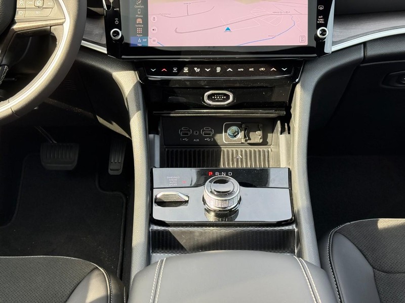 Jeep Grand Cherokee L Vehicle Full-screen Gallery Image 10