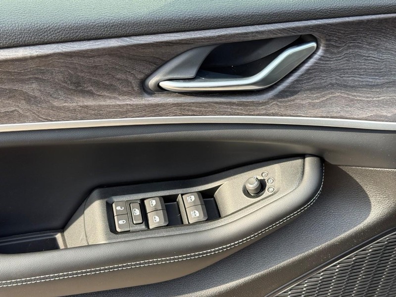 Jeep Grand Cherokee L Vehicle Full-screen Gallery Image 11