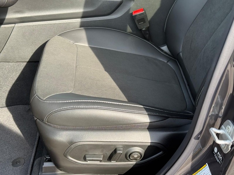 Jeep Grand Cherokee L Vehicle Full-screen Gallery Image 12