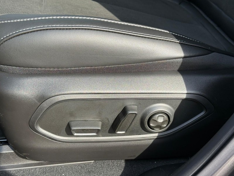 Jeep Grand Cherokee L Vehicle Full-screen Gallery Image 13