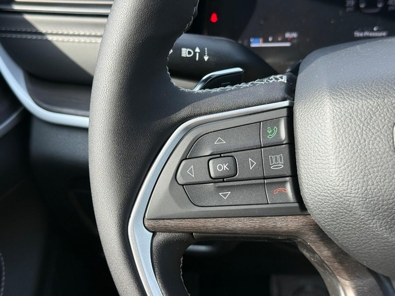 Jeep Grand Cherokee L Vehicle Full-screen Gallery Image 14