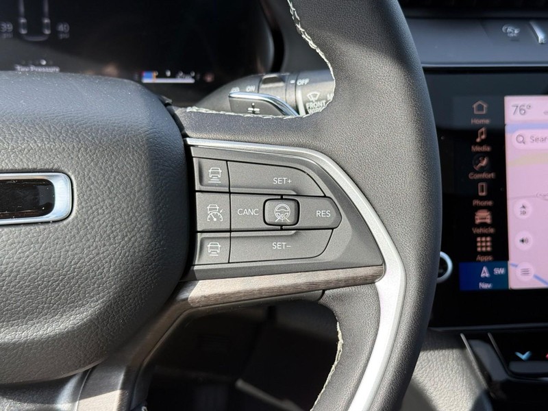 Jeep Grand Cherokee L Vehicle Full-screen Gallery Image 15