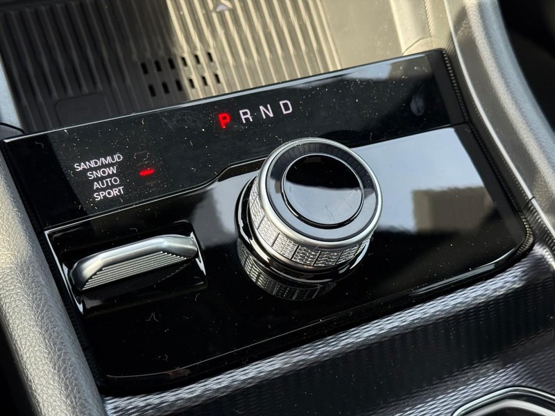Jeep Grand Cherokee L Vehicle Full-screen Gallery Image 16