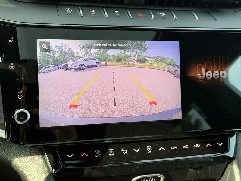 Jeep Grand Cherokee L Vehicle Full-screen Gallery Image 18