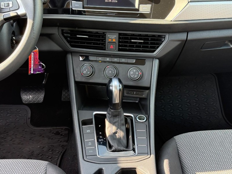 Volkswagen Jetta Vehicle Image 16
