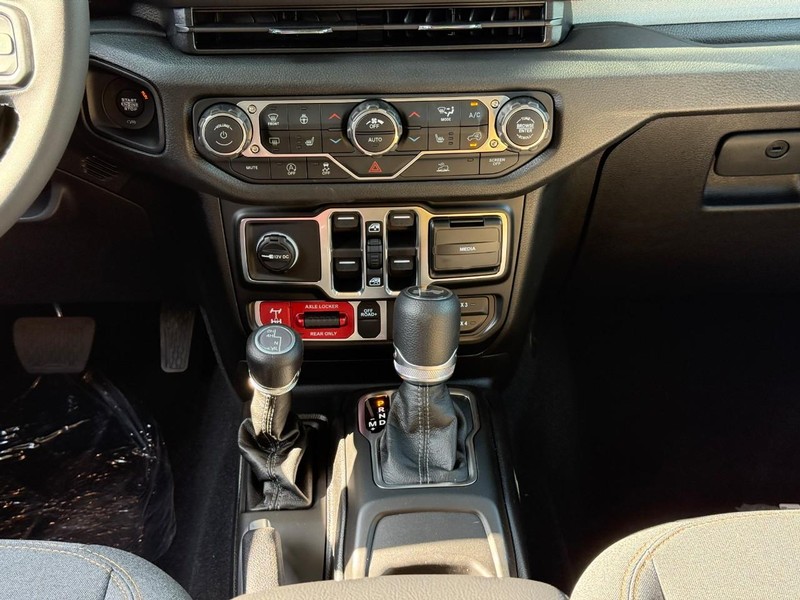 Jeep Wrangler Vehicle Full-screen Gallery Image 10