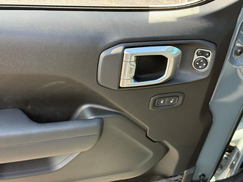 Jeep Wrangler Vehicle Full-screen Gallery Image 11