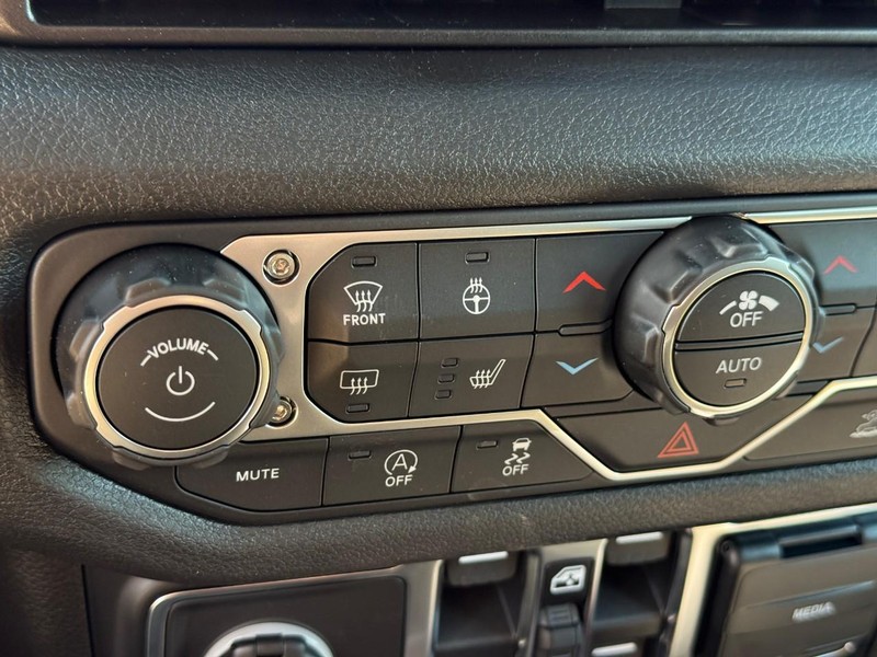 Jeep Wrangler Vehicle Full-screen Gallery Image 17