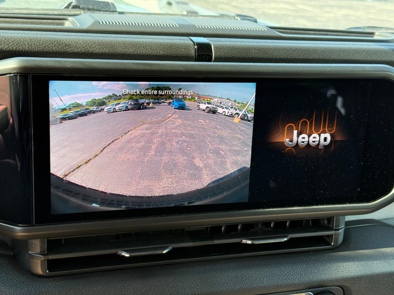 Jeep Wrangler Vehicle Full-screen Gallery Image 18