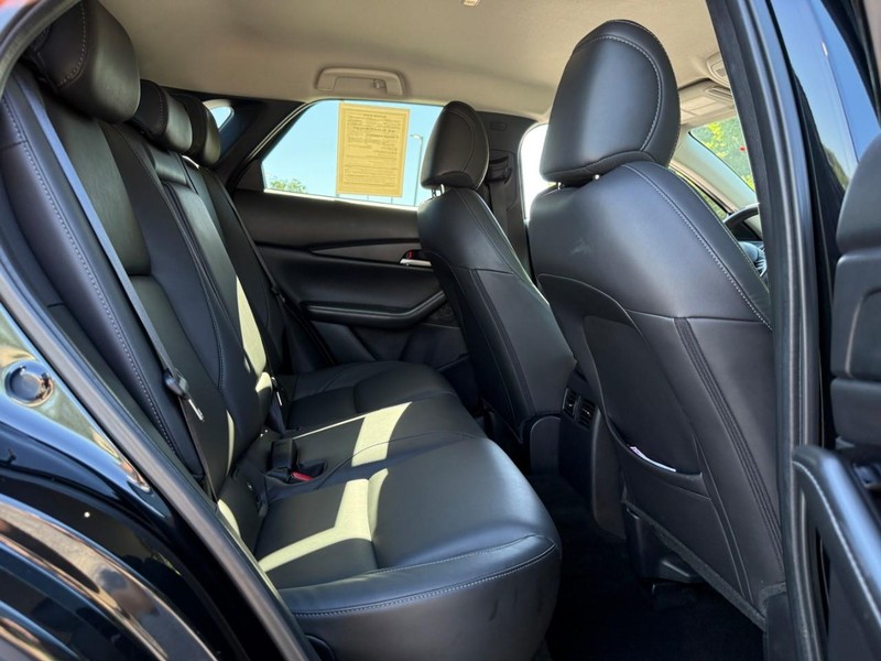 Mazda CX-30 Vehicle Full-screen Gallery Image 11