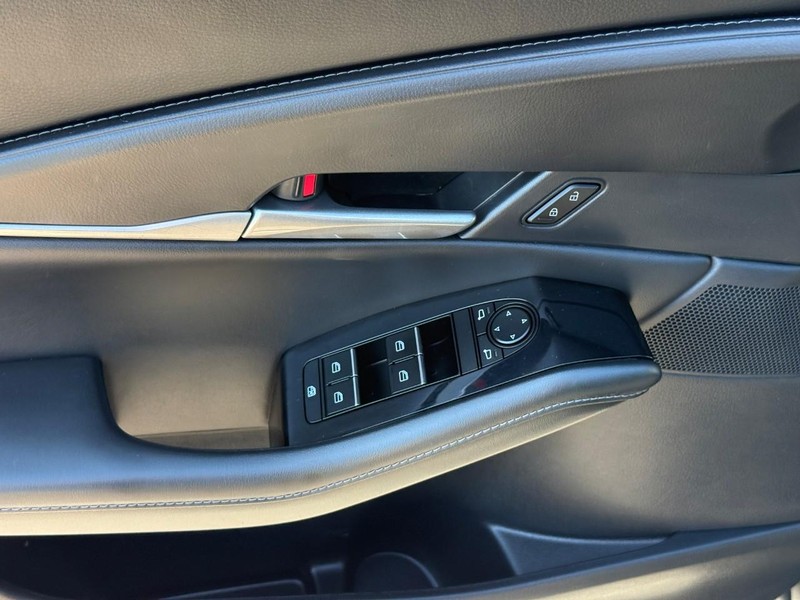 Mazda CX-30 Vehicle Full-screen Gallery Image 16