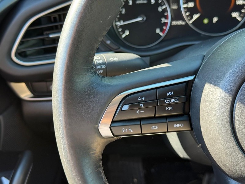 Mazda CX-30 Vehicle Full-screen Gallery Image 18