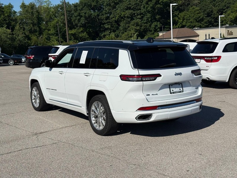 Jeep Grand Cherokee L Vehicle Full-screen Gallery Image 3