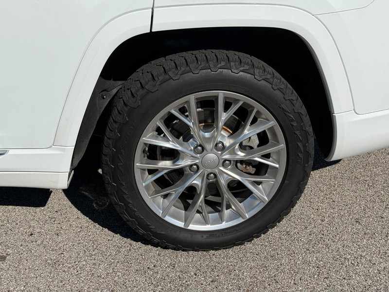 Jeep Grand Cherokee L Vehicle Full-screen Gallery Image 4