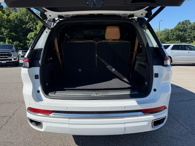 Jeep Grand Cherokee L Vehicle Full-screen Gallery Image 5