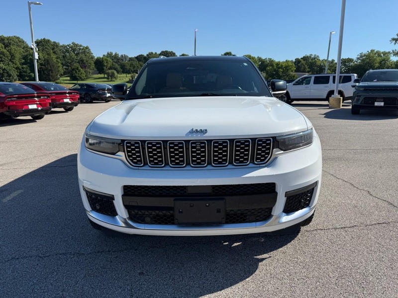 Jeep Grand Cherokee L Vehicle Full-screen Gallery Image 9