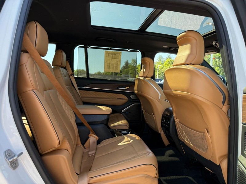 Jeep Grand Cherokee L Vehicle Full-screen Gallery Image 10