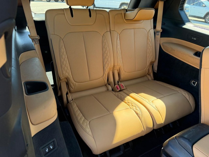 Jeep Grand Cherokee L Vehicle Full-screen Gallery Image 11