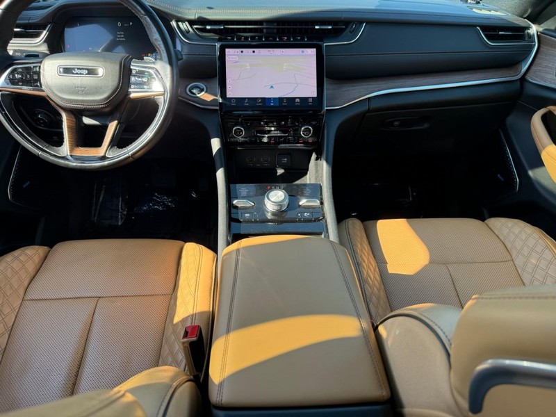 Jeep Grand Cherokee L Vehicle Full-screen Gallery Image 12