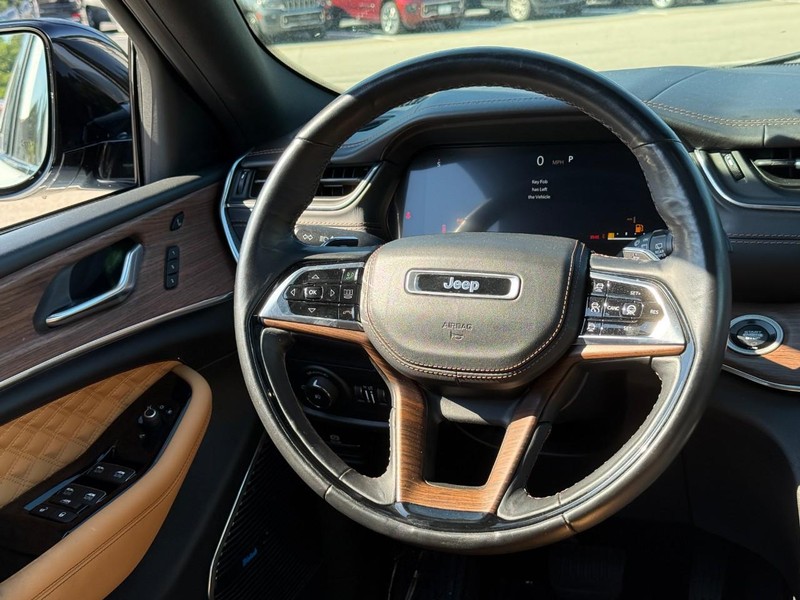Jeep Grand Cherokee L Vehicle Full-screen Gallery Image 13