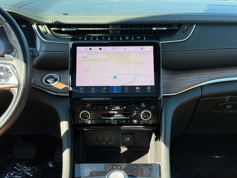 Jeep Grand Cherokee L Vehicle Full-screen Gallery Image 14