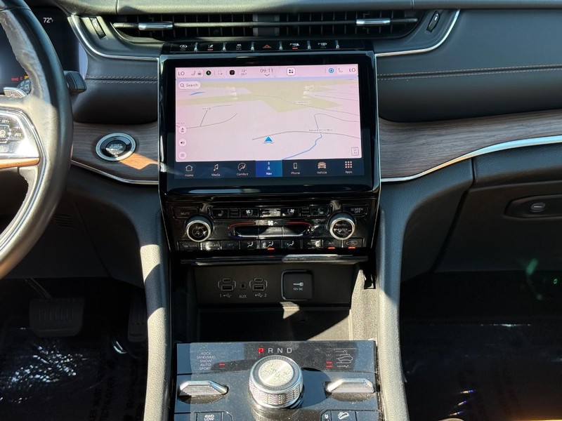 Jeep Grand Cherokee L Vehicle Full-screen Gallery Image 15