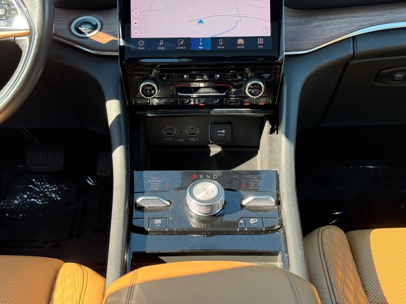 Jeep Grand Cherokee L Vehicle Full-screen Gallery Image 16