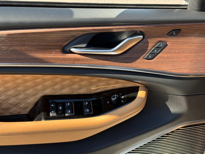 Jeep Grand Cherokee L Vehicle Full-screen Gallery Image 17