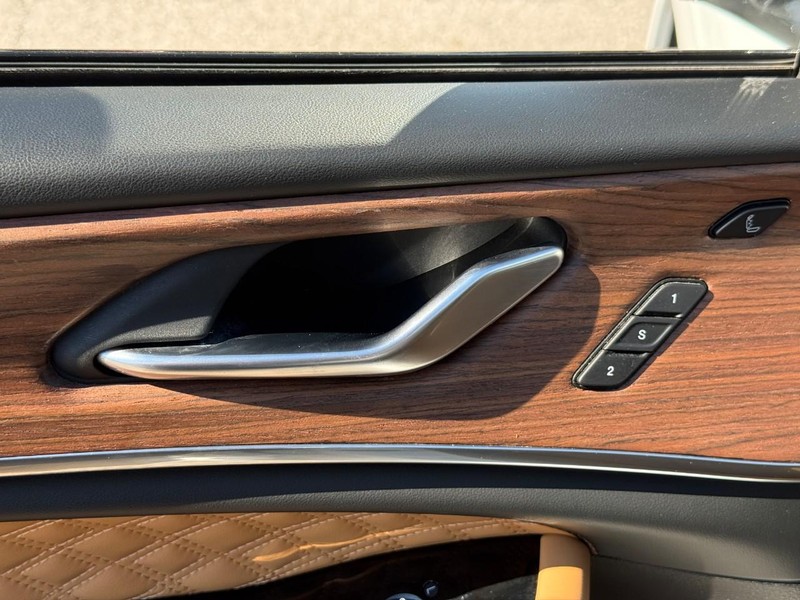 Jeep Grand Cherokee L Vehicle Full-screen Gallery Image 18