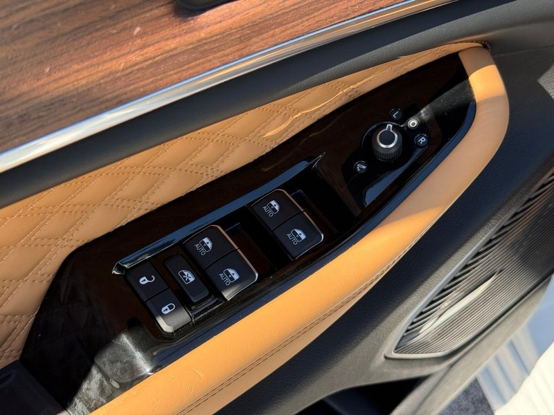 Jeep Grand Cherokee L Vehicle Full-screen Gallery Image 19