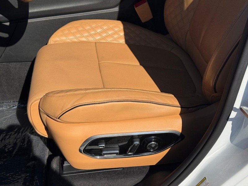 Jeep Grand Cherokee L Vehicle Full-screen Gallery Image 20