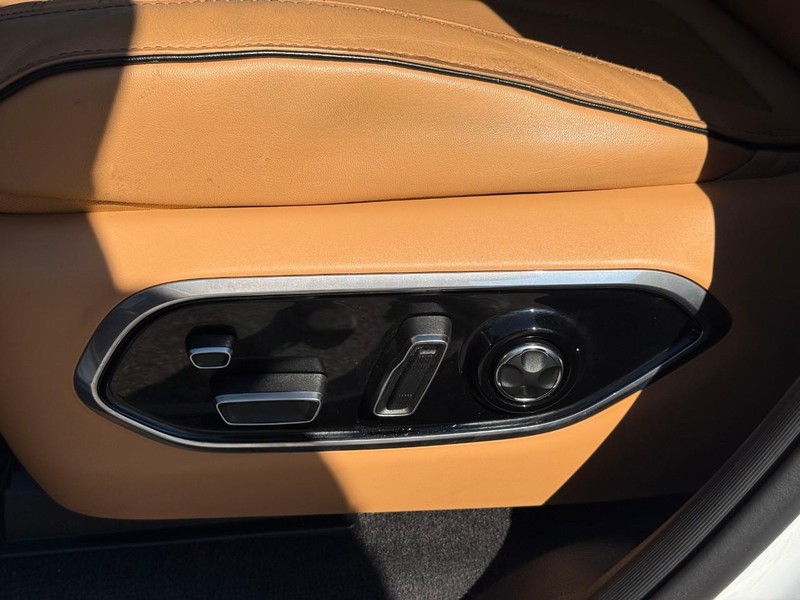 Jeep Grand Cherokee L Vehicle Full-screen Gallery Image 21