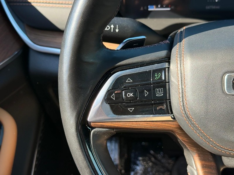 Jeep Grand Cherokee L Vehicle Full-screen Gallery Image 22
