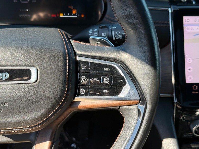 Jeep Grand Cherokee L Vehicle Full-screen Gallery Image 23