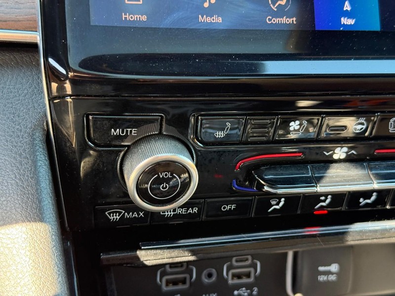 Jeep Grand Cherokee L Vehicle Full-screen Gallery Image 25