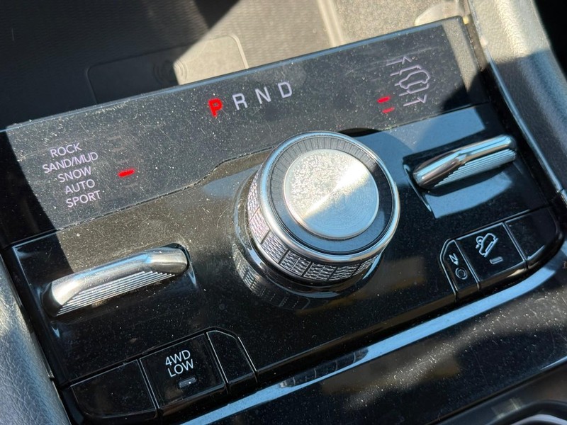 Jeep Grand Cherokee L Vehicle Full-screen Gallery Image 26