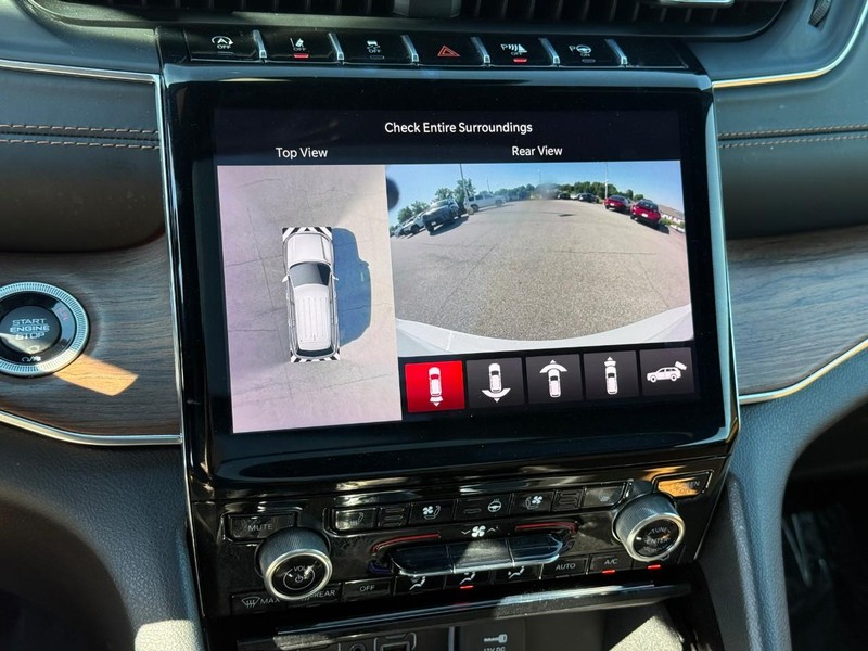 Jeep Grand Cherokee L Vehicle Full-screen Gallery Image 27