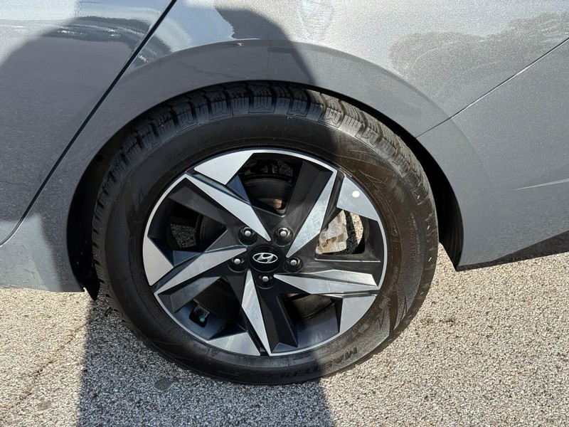 Hyundai Elantra Vehicle Image 05