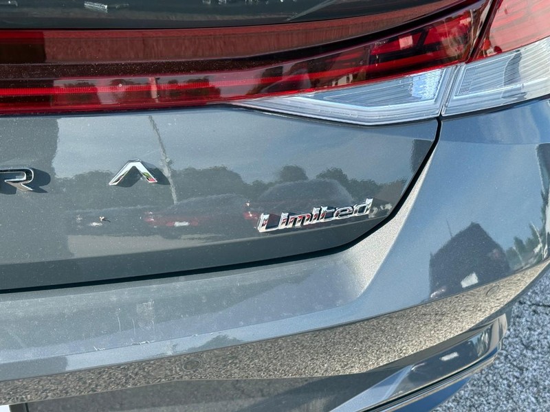 Hyundai Elantra Vehicle Image 07