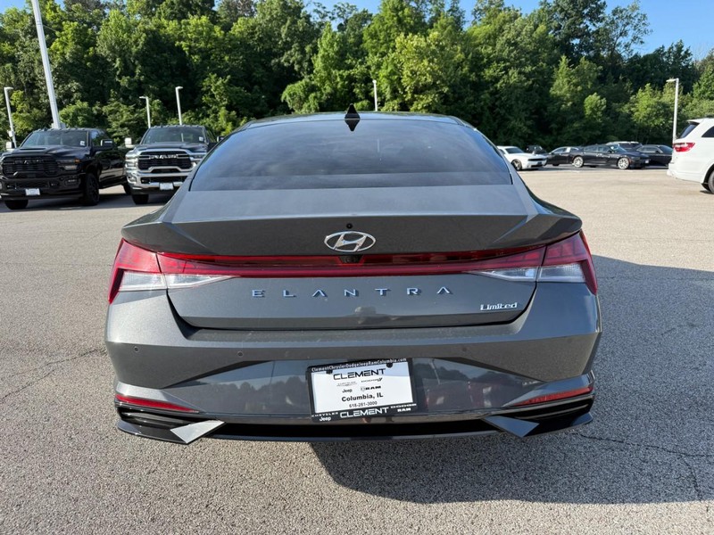 Hyundai Elantra Vehicle Image 09