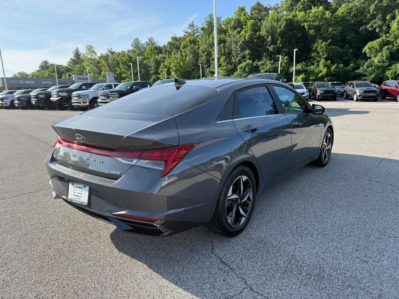 Hyundai Elantra Vehicle Image 11